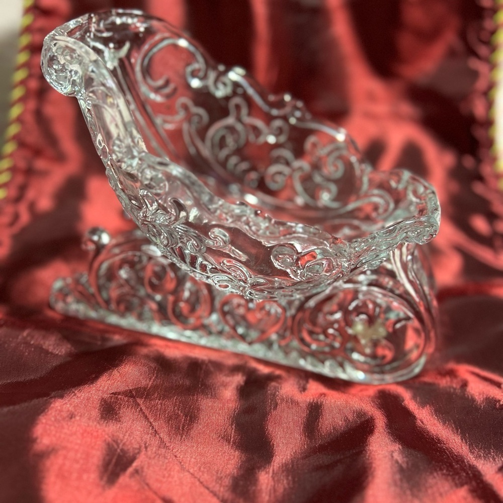 Elegant vintage Fifth Avenue Sleigh bowl for candies- nuts and more- like new